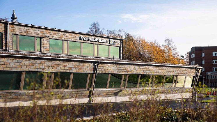 Svartedalsskolan i Göteborg, takskifferplattor Samaca Multicolor på fasad.