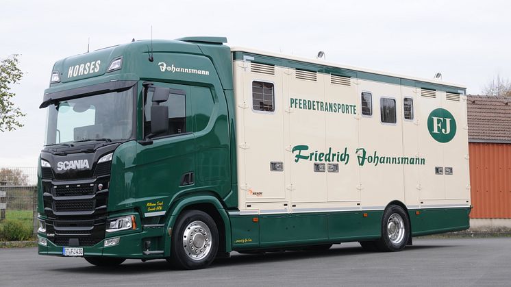 Scania R 450 als First Class Pferdetransporter