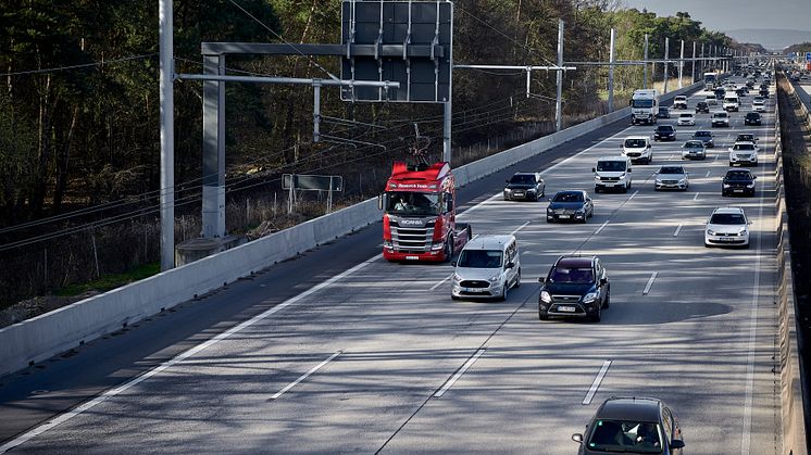 Scania Oberleitungs-Lkw mit Hybridantrieb auf der E-Highway-Teststrecke der A5 bei Frankfurt.