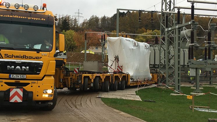 Der Schwertransporter rangiert die 115-Tonnen-Spule zum Fundament.
