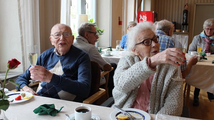 Göte Arnskill och Aina Wannehag skålade, åt och umgicks på champagnefrukosten. 