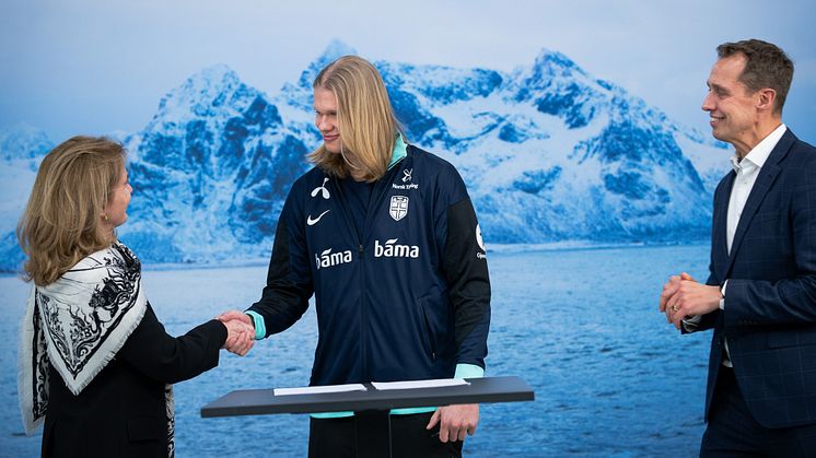 _3_SeafoodFromNorway-Haaland hand shake with Marianne E Johnsen
