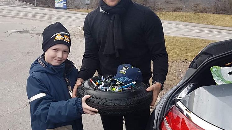 Pennpojken Adam tar emot Däckpartners insamling i Motala