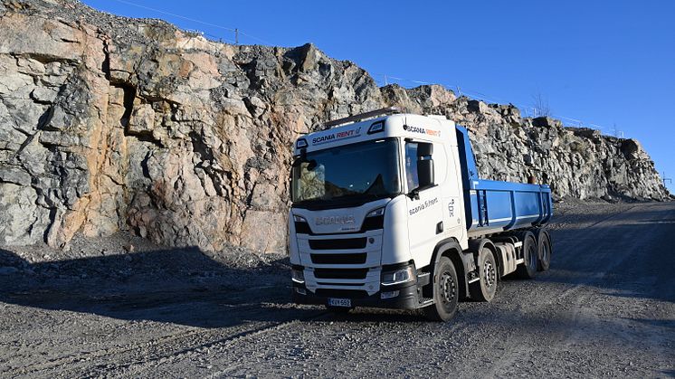 Peab Asfalt vuokrasi Scania Rentiltä kuorma-autot ja ajaa nyt aiempaa ympäristöystävällisemmällä kalustolla. 