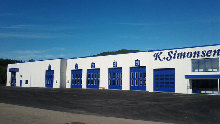 K. Simonsen Storbilsenter holder til i moderne lokaler på 3 000 m2.
