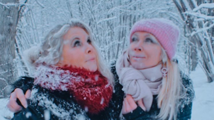 Lili & Susie i musikvideo "What kind of world is this".