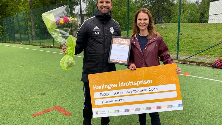Adnan Hurtic, Årets idrottsledare 2021, och Nicole Forslund (L), idrotts- och fritidsnämndens ordförande.