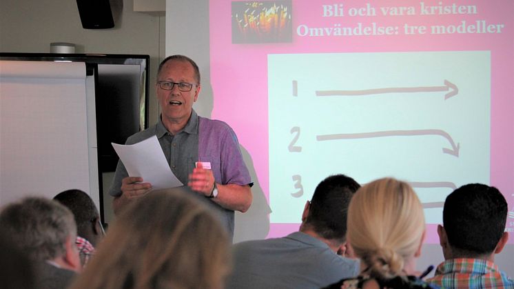 Björn Cedersjö talar om ämnet "Vägar till tro i olika kyrkor" vid utbildningen på Migrationsverket. Foto: Mikael Stjernberg.