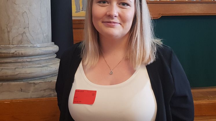 En glad og stolt Jeanett Skov Pedersen, modtog prisen som et af årets velfærdstalenter 2019 på Christiansborg
