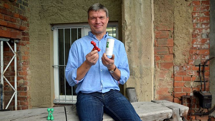  Sören Flint, Inhaber von mr. flint Innovation, stellt seine Universalhalterung "Gnubbel" für die Designers' Open 2016 vor