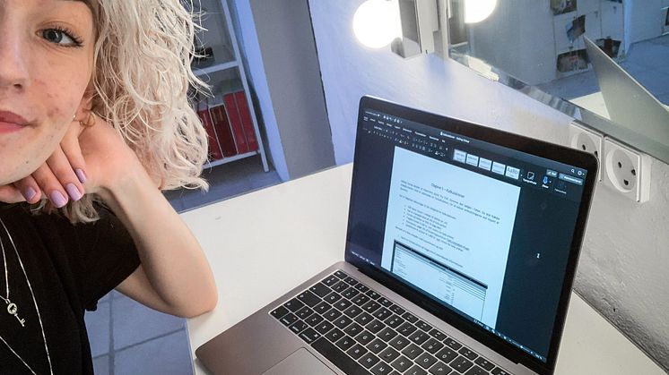 Emma ved hendes hjemmearbejdsplads // Foto: Emma Strømkjær Egelund 
