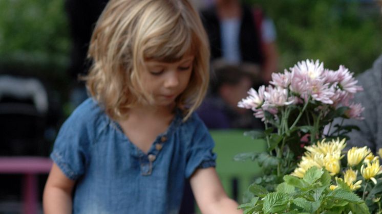Barn lär sig plantera i offentlig miljö