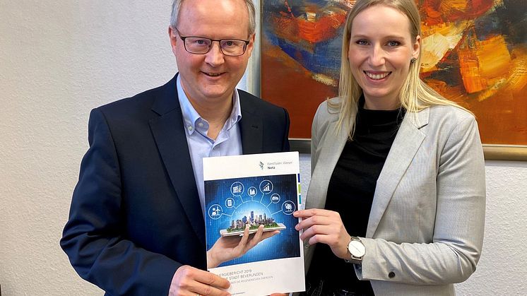 Bürgermeister Hubertus Grimm und Leonie Riekschnietz, Kommunalreferentin Westfalen Weser Netz, freuen sich über den postiven Energiebericht für Beverungen.