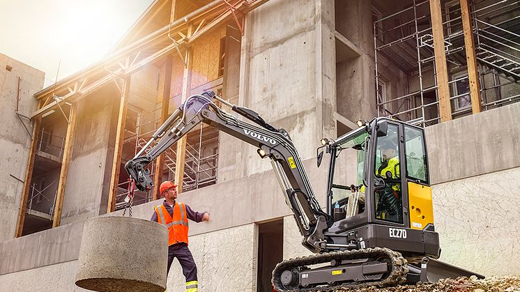 Nya Volvo EC27D minigrävare når längre, gräver djupare och lastar högre