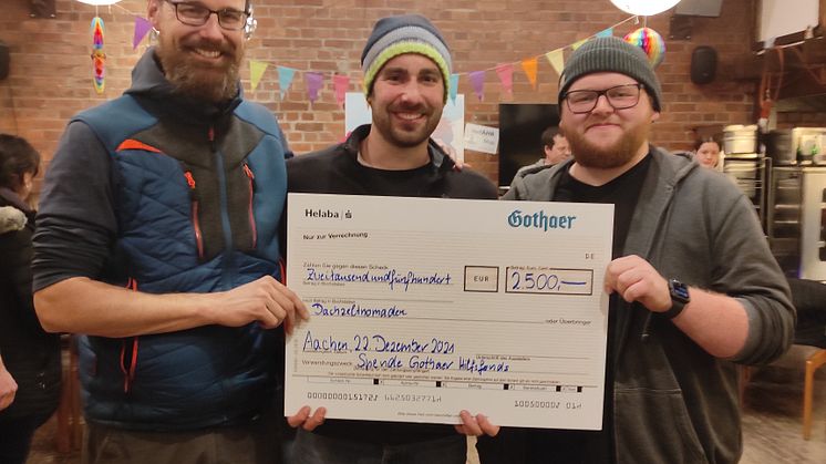 Dennis Brandt, Tobias Weber und Thilo Vogel (von rechts) bei der Scheckübergabe