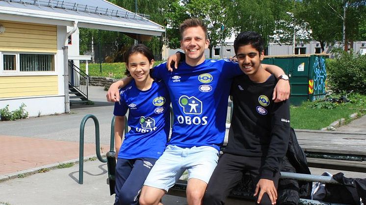 Forbildene Kevin og Amaan fra Jordal skole sammen med Marius Lindtvedt Hansen (midten). Foto: Bydel Gamle Oslo