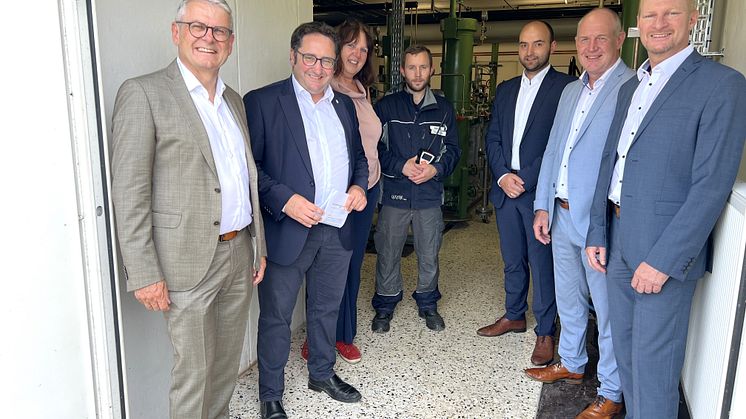 MdL Martin Scharf, Staatssekretär Tobias Gotthardt und Kerstin Ikenmeyer (Bayerisches Wirtschaftsministerium, v.li.) informierten sich bei Vertretern der Bayernwerk Netz GmbH über den Naabtaler Grüngasring.