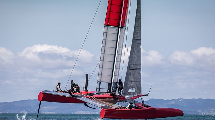 Det danske SailGP-hold i aktion under den aktuelle træning i New Zealand. Nu kommer SailGP til København i september - så danskerne får mulighed for at opleve verdens hurtigste kapsejlads i Københavns Havn.