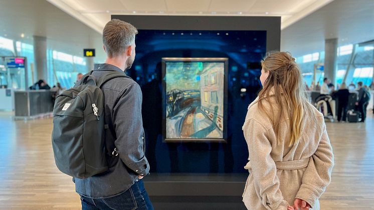 Monteret med de originale verkene av Munch står i et travelt område på utlandterminalen på Oslo lufthavn. Foto: Nora Skansen Skranefjell / Avinor