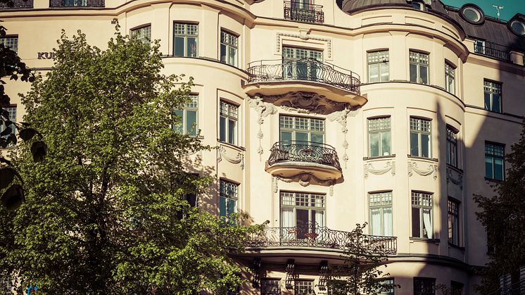 Hotel Kung Carl vill skapa flärd kring sin jazzklubb med en lånegarderob från Myrorna