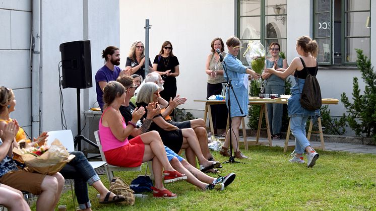 Fra stipendutdelingen i 2020: Ida Olesdatter Barland mottar stipend fra Bildende kunstneres hjelpefond for verket Domestica phantastica (stilleben no.1)