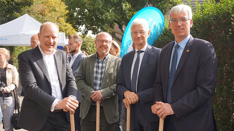 Spatenstich in Wachtendonk (v.l.): Peter Kamphuis, Geschäftsführer von Deutsche Glasfaser, Patrick Simon (Gemeinde Wachtendonk), Wolfgang Spreen, Landrat Kreis Kleve und Hans Josef Aengenendt, Bürgermeister von Wachtendonk.