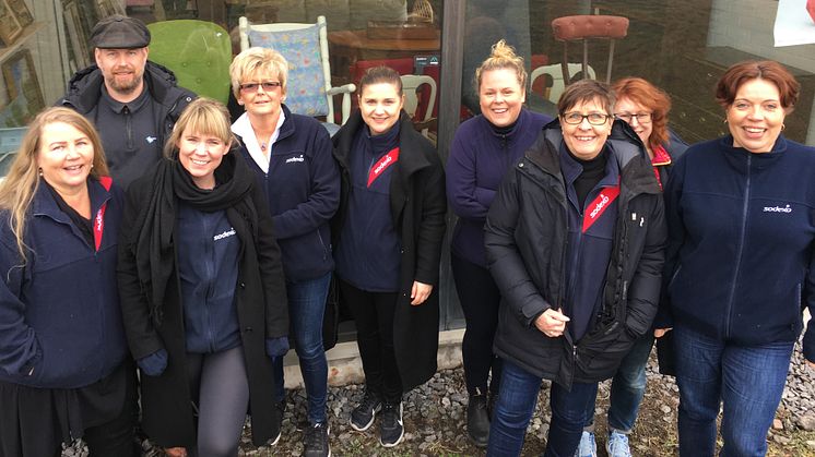 Ett glatt gäng Sodexomedarbetare som volontärarbetade på Stockholms Stadsmissions produktion- och insamlingsenhet i Sätra tidigare i år. 