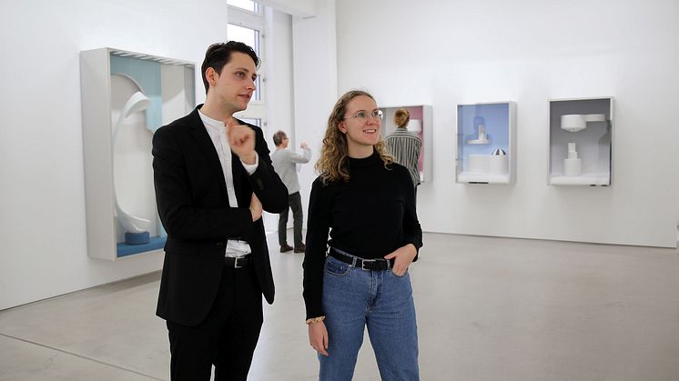 Direktor Leo Wedepohl in der Ausstellung VITRINEN von Andreas Schmitten (Laufzeit: 27.1.-14.5.2023)