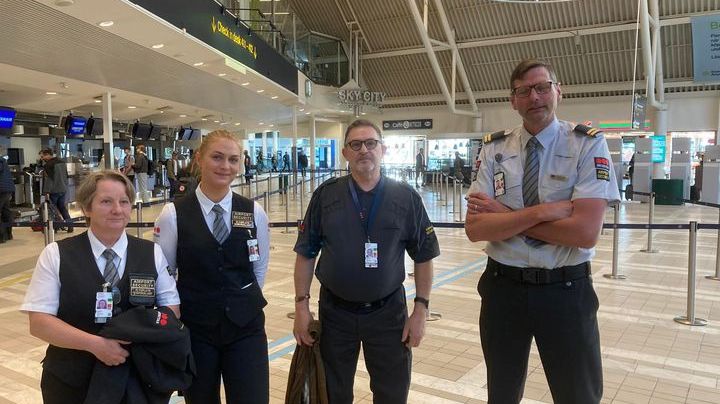 Securitas flygkontrollanter som till vardags arbetar på Malmö Airport, öppnade under veckan upp ytterligare en passage i säkerhetskontrollen på Terminal 4. Foto: Securitas Sverige.