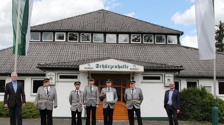 Bürgermeister Thomas Schröder, Josef Luckey, Geschäftsführer der Bürgerschützen, Alexander Luce, Christoph Luckes, Thomas Luckey, alle drei Vorstandsmitglieder, Dirk Köhne, 1. Vorsitzender, und Andreas Speith, Geschäftsführer Westfaloen Weser Netz.