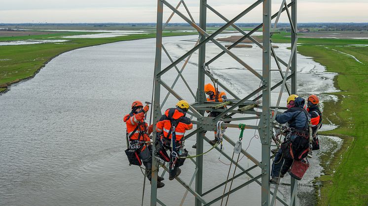 Die Monteure bereiten den Mast zum Abtransport vor. (c) Jörg Wohlfromm/SH Netz