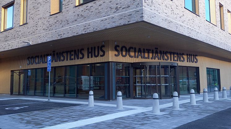 Huvudentré till Socialtjänstens hus på Sigurdsgatan 21