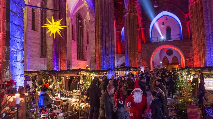 Ein besinnliches Markttreiben im Kerzenschein mit mehr als 60 Händlern erwartet die Besucher in St. Marien in Frankfurt/Oder.
