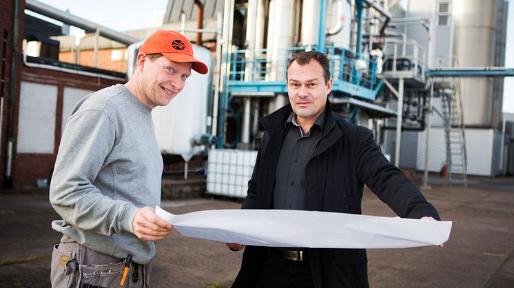 Jens Nilsson från Swedish Oat Fiber och Magnus Krågen från Pemco Energi ser över ritningarna