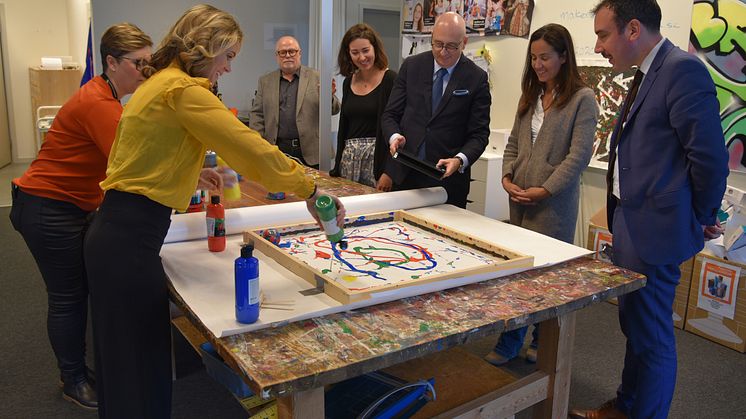 Delegation från Paris besöker Sollentunas skolor och makerzone