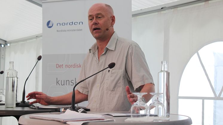 Folke Rydén ger en introduktion inför premiärvisningen av hans film om platser i Östersjön