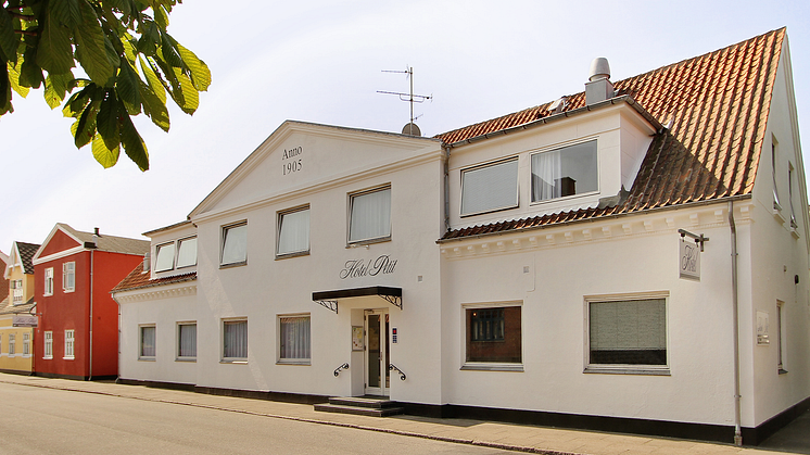 Hotel Petit i Skagen är ett litet och mysigt hotell med ett fantastiskt läge alldeles intill gågatan, Skagens Museum och stationen, och bara en kort promenad till hamnen och Sönderstrand. 