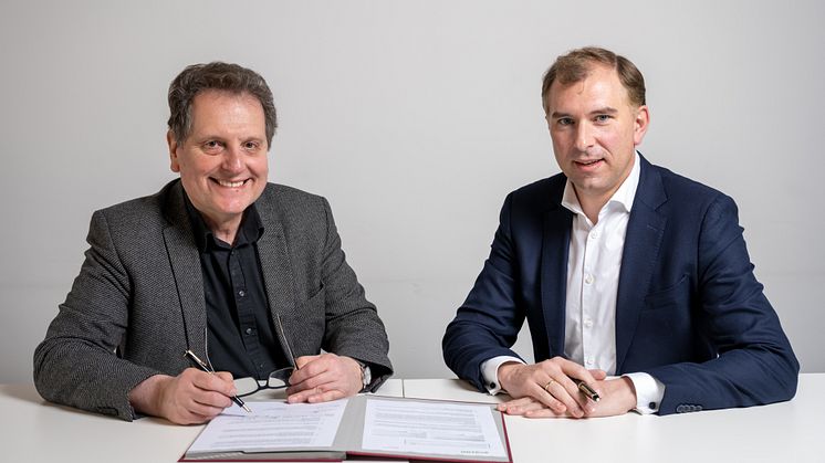 Prof. Dr. Thomas Schwark und Thorsten von Neubeck unterzeichnen den Vertrag zur Übereignung des Museums für Energiegeschichte(n)