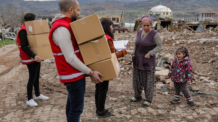 Rädda Barnen distribuerar bland annat hygienkit samt presenningar och filtar, till jordbävningsdrabbade regioner i Turkiet och Syrien. 