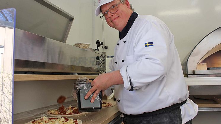 ​Pizzalegenden Fredrik Vikström gjorde comeback genom att bjuda Ria på pizza.