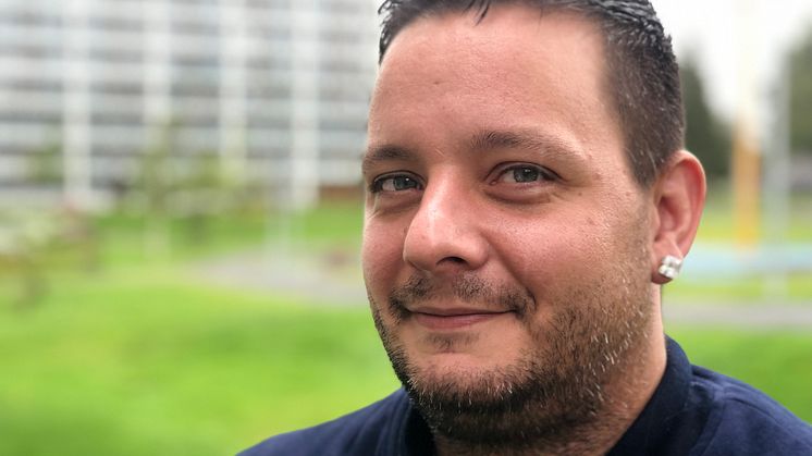 GLIMT I ØYET: Kenneth Korsrud Andersen (36) har opplevd mer enn de fleste. Han ønsker å dele sin historie om et liv preget av rusmisbruk og overdoser. 