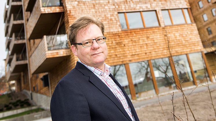 IVL:s Martin Erlandsson vid trähusen i kvarteret Strandparken i Sundbyberg.                  Foto: Anette Andersson