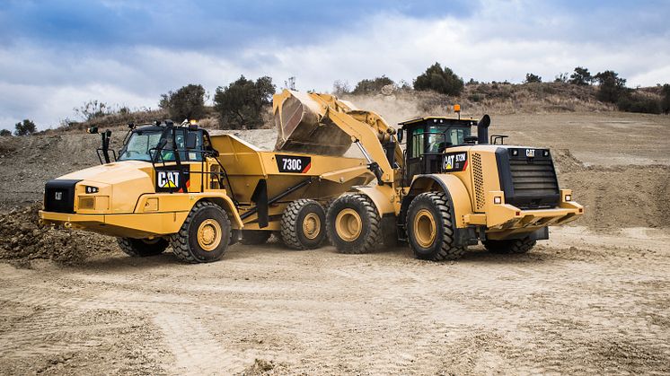 Cat 972M XE hybridhjullastare och Cat 730C dumper