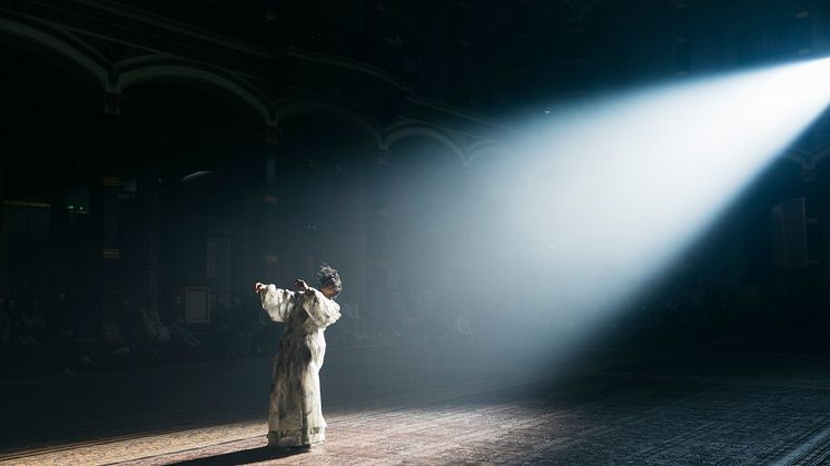 Tosh Basco, dokumentation af performance, Untitled Duet (the storm called progress), 2019 på Gropius Bau, Berlin, 2020. Image courtesy of the artist. Eike Foto_ Eike Walkenhorst.jpg