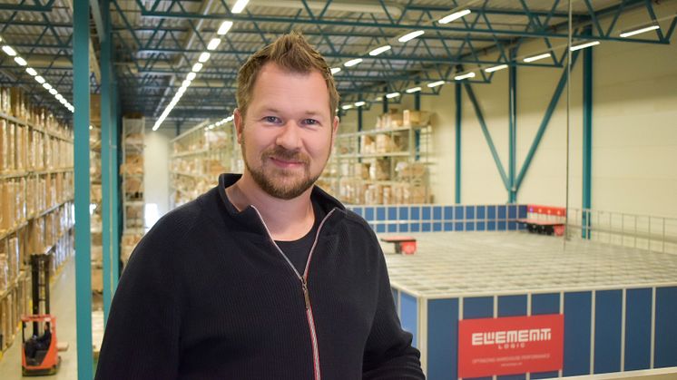 Foto: Richard Pedersen fotografert foran Autostore plukkerobot i det nye lageret i Gneisveien 30