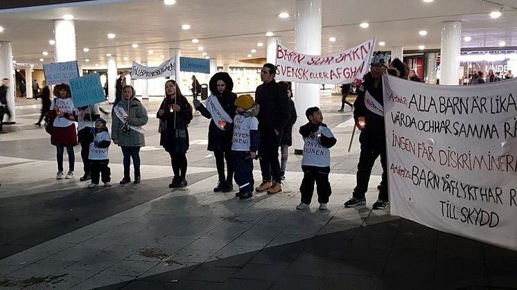 Barnen i novembermörkret på Sergels torg. 