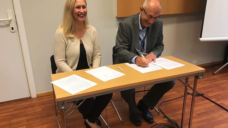 Sjømatrådets Renate Larsen og Mattilsynets Harald Gjein under signeringen