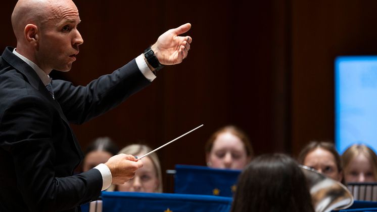 Dirigent Magnus Brandsetth ledet Smørås Skolemusikk fra Bergen til en sterk andreplass under europamesterskapet for ungdomskorps i Birmingham 30. april. 