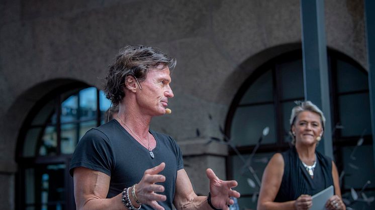 Petter Stordalen och Ulrika Rosén, Director of Passion på Nordic Choice Hotels, hälsade Realgymnasiets elever varmt välkomna.