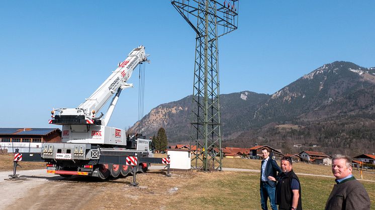 Abschied nach 60 Jahren: Mit dem Rückbau des Strommasts neben dem Sportplatz schließt das Bayernwerk das Projekt zur Verkabelung Unterwössens ab. Dabei: Bürgermeister Ludwig Entfellner, Michael Summerer und Michael Mayr vom Netzbetreiber (von vorne).